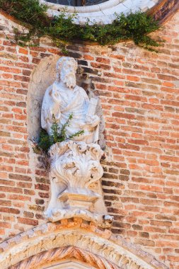 Santa Maria Gloriosa dei Frari bazilikanın cephesinde heykel