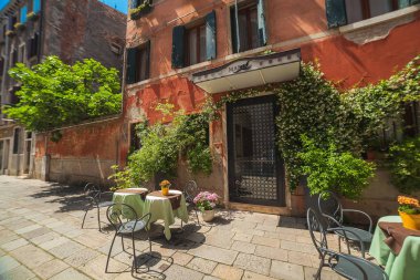 Venice, İtalya - 15 Haziran 2016 güzel manzara ile bazı tablolar Venedik sokak Cafe