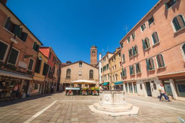 Venice, İtalya - 15 Haziran 2016 tipik bir Venedik Meydanı (campo San Toma), su ve Sculeta dei calegheri arka planda toplamak için eski bir şey