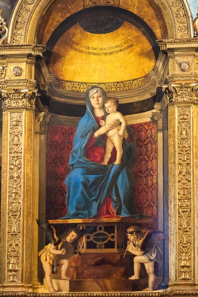 Benátky, Itálie - 15 června 2016: Basilica of Santa Maria Gloriosa dei Frari, oltář ze sakristie s Giovanni Bellini Frari Triptych — Stock fotografie