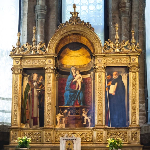 VENEZIA, ITALIA - 15 GIUGNO 2016: Basilica di Santa Maria Gloriosa dei Frari, Altare della Sacrestia con Trittico dei Frari di Giovanni Bellini — Foto Stock