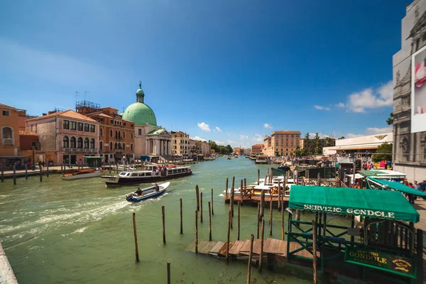 Venedig, Italien - 15. Juni 2016 Blick auf den Canal Grande von der Brücke Ponte degli scalzi — Stockfoto