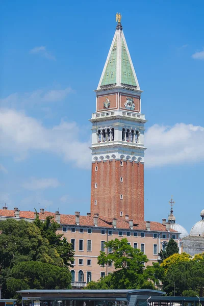 San Marko zvonice s turisty — Stock fotografie