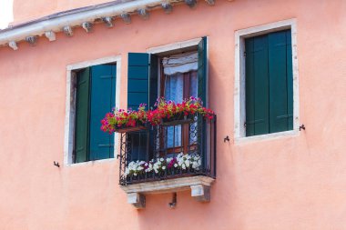 Çiçekli şirin balkon.