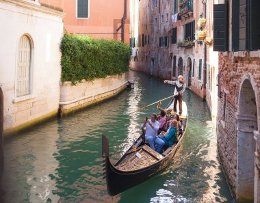 Venice, İtalya - Ekim, 07 2017 turistler seyahat gondol küçük Kanal
