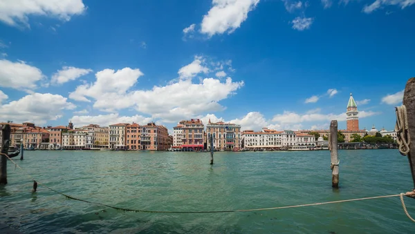 Venedig, italien - 15. juni 2016 meerblick auf bacino san marco und campanile von san marco, venedig, italien. — Stockfoto
