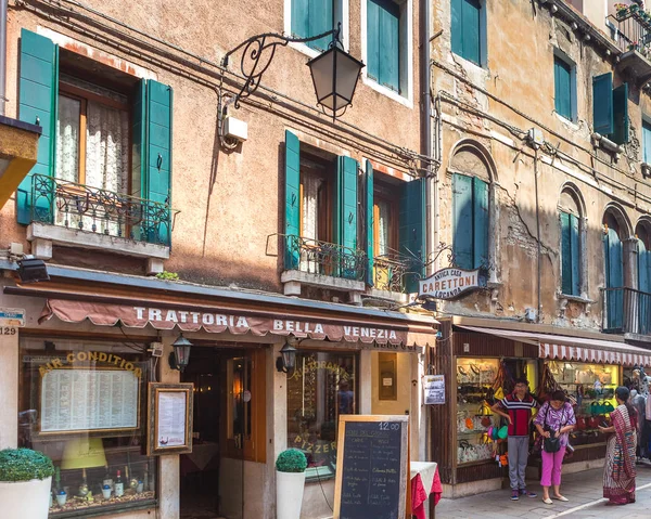 Venice, İtalya - 15 Haziran 2016 görüntülemek için küçük kafe 