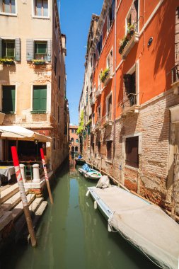 Venediksel kanal ve antika bina