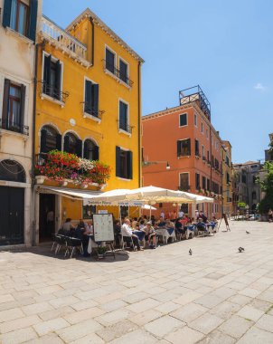 Venice, İtalya - 15 Haziran 2016: Street Cafe Aziz Stephen Meydanı (campo Santo Stefano)