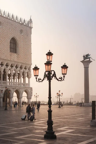 Venice, İtalya - 06 Ekim 2017: San Marco Meydanı gündoğumu, Tourits — Stok fotoğraf