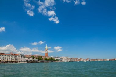 Deniz manzaralı Riva degli Schiavoni ve campanile San Marco, Venedik, İtalya.