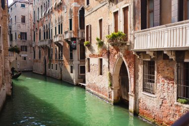 Venice, İtalya - Ekim, 08 2017: Güzel manzara dar kanal (Rio de San Luca) Venedik, İtalya.