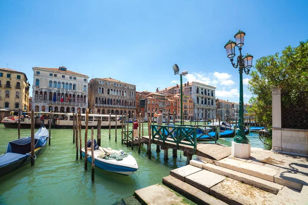 VENICE, ITALY - JUNE 15, 2016: view on Grand Canal from Riva del Vin. — Stock Photo, Image
