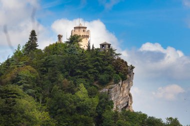 Torre Guaita (Guaita Kulesi) veya Prima Torre, Monte Titano, San Marino için görünümü
