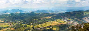 Küçük şehir, tepeler, yeşil orman ve evleri panaramic alansal görünümüne 