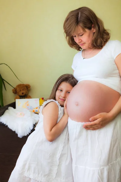 Kobieta w ciąży i dziecko — Zdjęcie stockowe