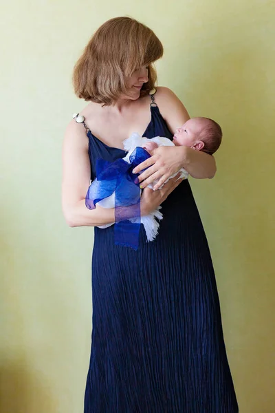 抱着新生婴儿的年轻妇女 — 图库照片