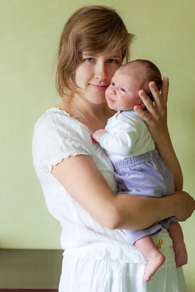 Mulher nova com um bebê recém-nascido — Fotografia de Stock