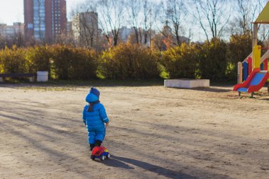 Küçük çocuk oyuncak arabası ile çalış