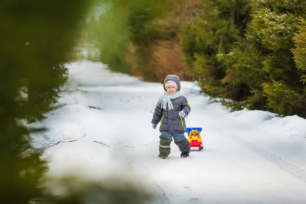 Szczęśliwy chłopiec grać z jego zabawka wywrotka — Zdjęcie stockowe