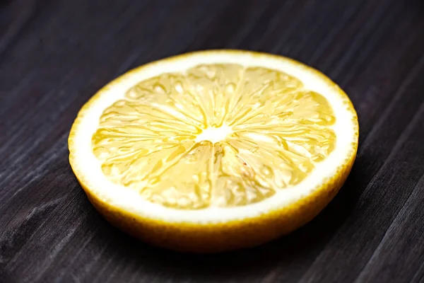 Кусок лимона крупным планом. — стоковое фото