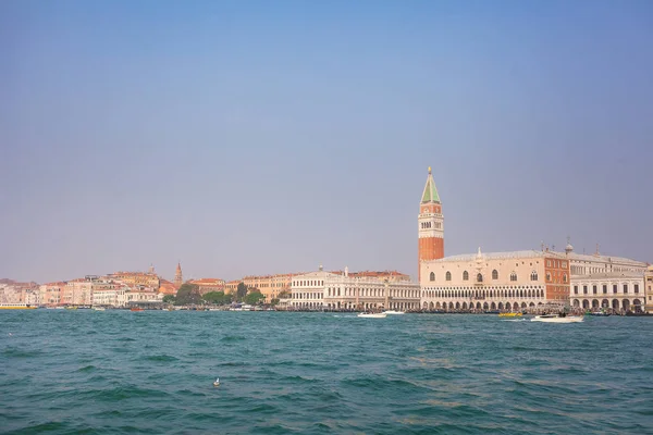 VENICE, ITALY - OCTOBER 06, 2017: Doge's palace and Campanile on Piazza di San Marco, Venice, Italy — Stock Photo, Image