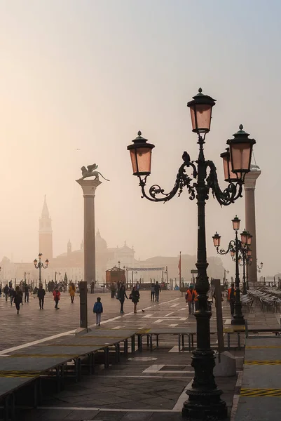 Benátky, Itálie - 06 října 2017: Tourits na náměstí San Marco za úsvitu — Stock fotografie