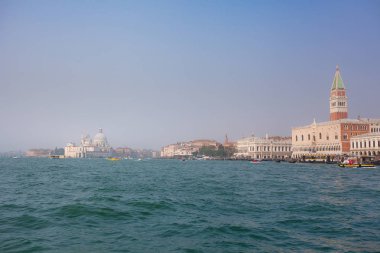 Venice, İtalya - 06 Ekim 2017: Doges Sarayı, Campanile Piazza di San Marco ve punta della Dagana arka planda, Venedik, İtalya