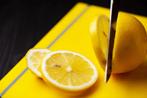 Разрезание лимона на куски — стоковое фото