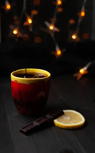 Tazza di tè con gocce d'acqua che cadono nella tazza — Foto Stock