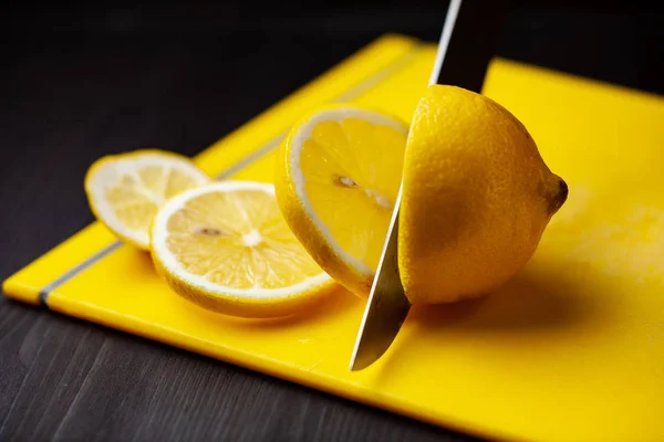 Разрезание сочного лимона на куски — стоковое фото