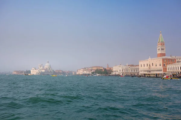 Venice, İtalya - 06 Ekim 2017: Doges Sarayı, Campanile Piazza di San Marco ve punta della Dagana arka planda, Venedik, İtalya — Stok fotoğraf