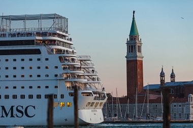 Venedik, İtalya - 07 Ekim 2017: San Giorgio Maggiore adası yakınlarında Msc yolcu gemisi