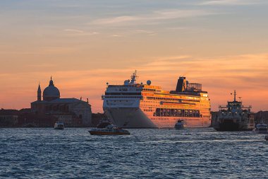 Venedik, İtalya - 07 Ekim 2017: Gün batımında bir Msc yolcu gemisi