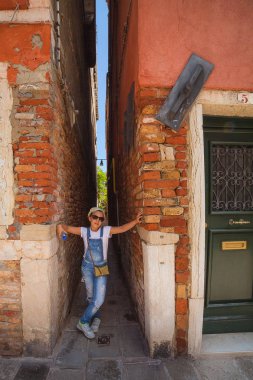 Venice, İtalya - bir turist kız sokak dardır gösterir 15 Haziran 2016