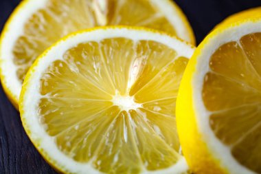 Koyu arka plan üzerine dilimlenmiş limon yakın çekim