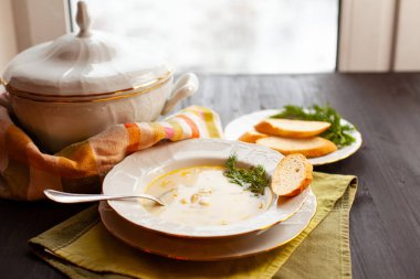 Kremalı balık çorbası ile Somon, patates ve dereotu