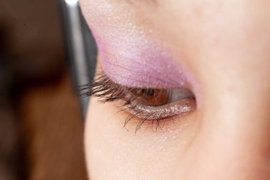 Makyajlı kadınların gözlerini kapat.