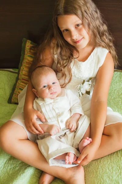 Menina com o irmão mais novo — Fotografia de Stock