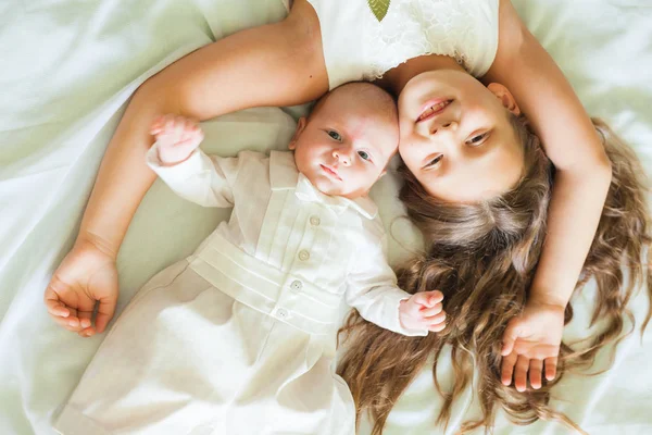 Sorrindo menina com o irmão mais novo — Fotografia de Stock