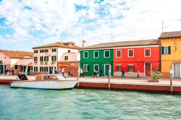 Burano, Venice, Italy - October 10, 2017: Street cafe and tourists on Burano island, Venice, Italy — Stock Photo, Image