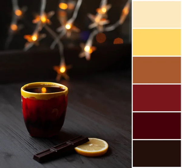 Egy csésze teát karácsonyi fények a háttérben, és színmegfeleltetési paletta — Stock Fotó