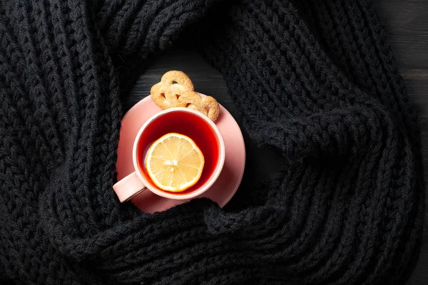 Cup of tea with knitted scarf — Stock Photo, Image