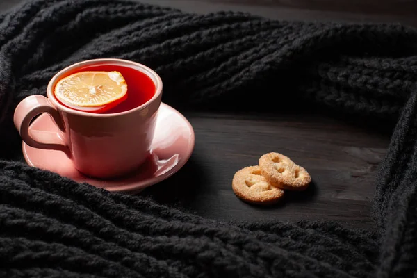 Tasse Tee auf schwarzem Holzhintergrund — Stockfoto