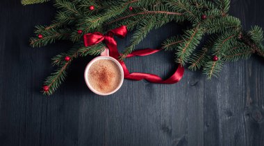 Bir fincan kahveden yapılmış Noel balosu.