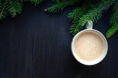 Siyah ahşap arka planda bir fincan kahveyi kapat.