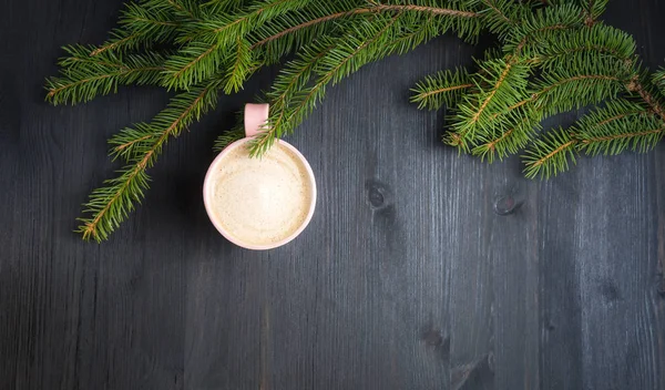 Taza de capuchino con árbol de Navidad — Foto de Stock