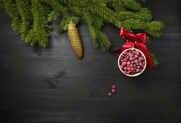 Bola de Navidad hecha de taza con arándanos congelados —  Fotos de Stock