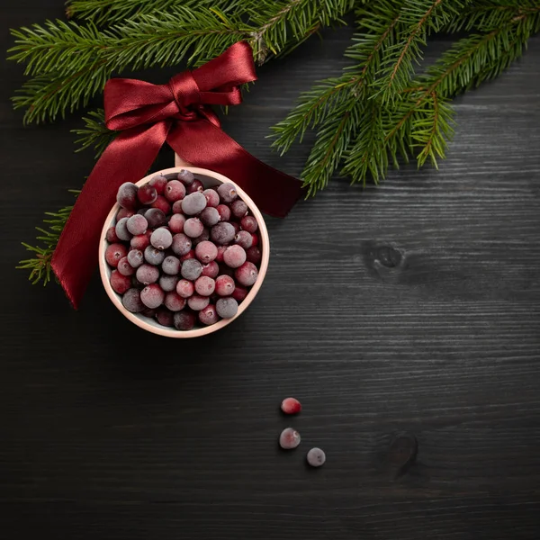 Palla di Natale fatta da tazza di mirtilli rossi congelati — Foto Stock