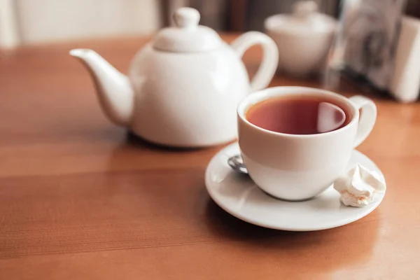 Thé chaud en tasse blanche — Photo